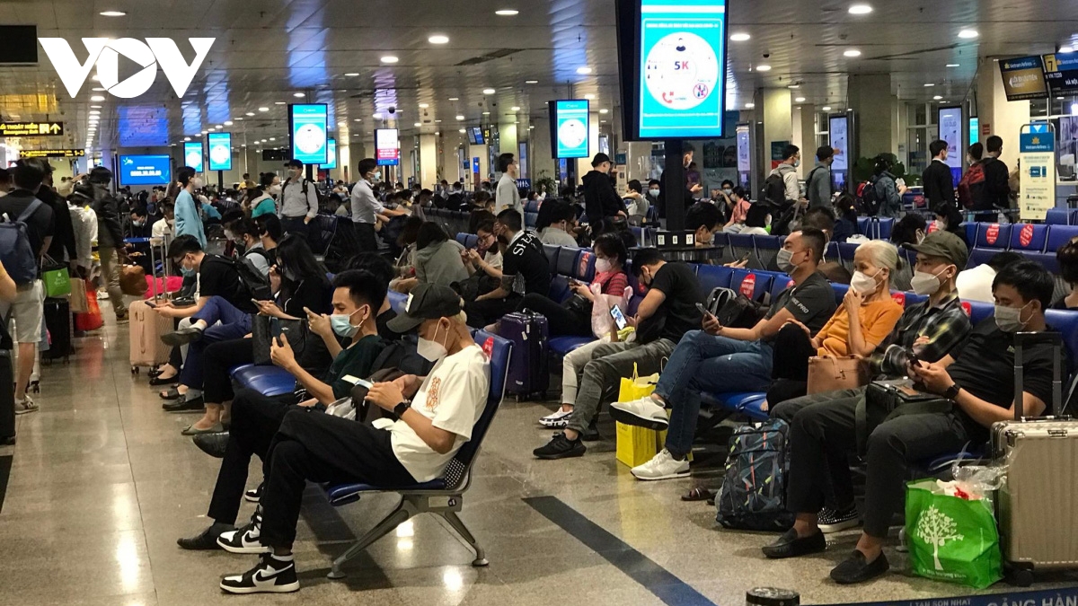 Two major airports serve 1.2 million passengers during five-day holiday